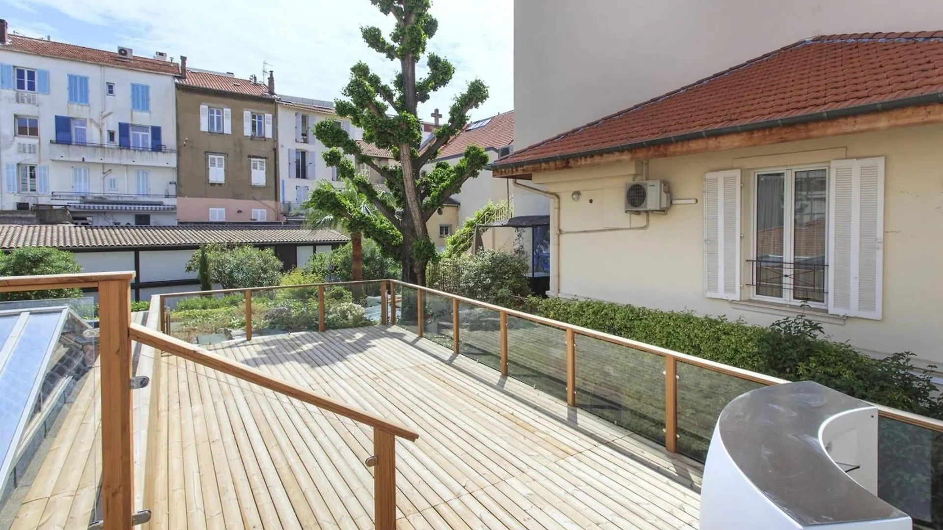 Ref 1208 - Cannes - 5Mins To Palais Des Festivals France