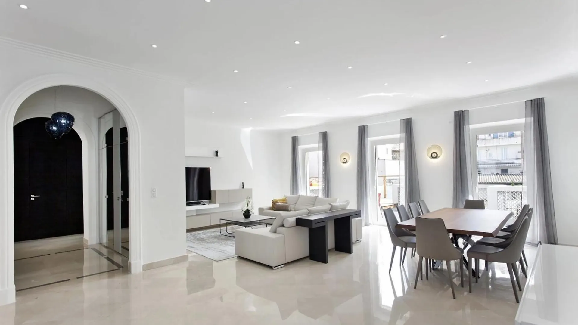 Ref 1208 - Cannes - 5Mins To Palais Des Festivals