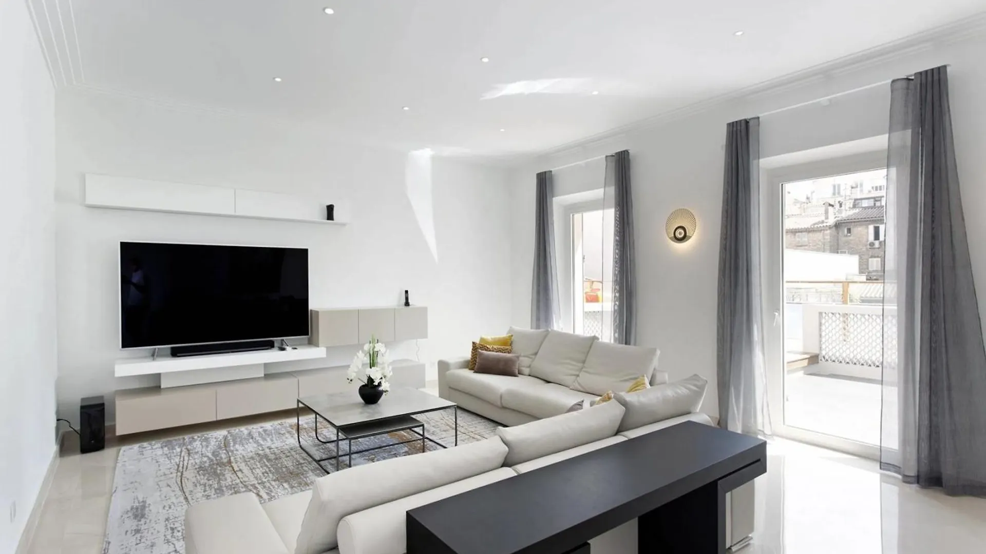 Ref 1208 - Cannes - 5Mins To Palais Des Festivals
